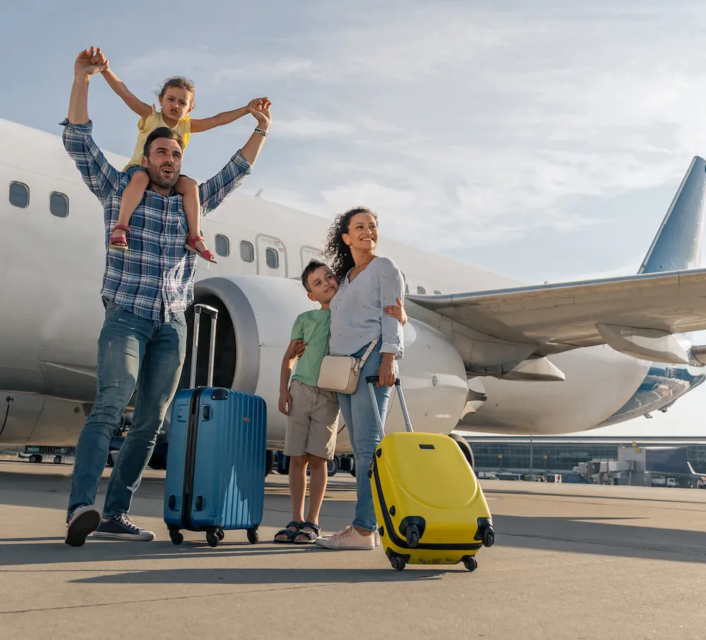 Familia en el aeropuedo viajando gracias a Travel for less